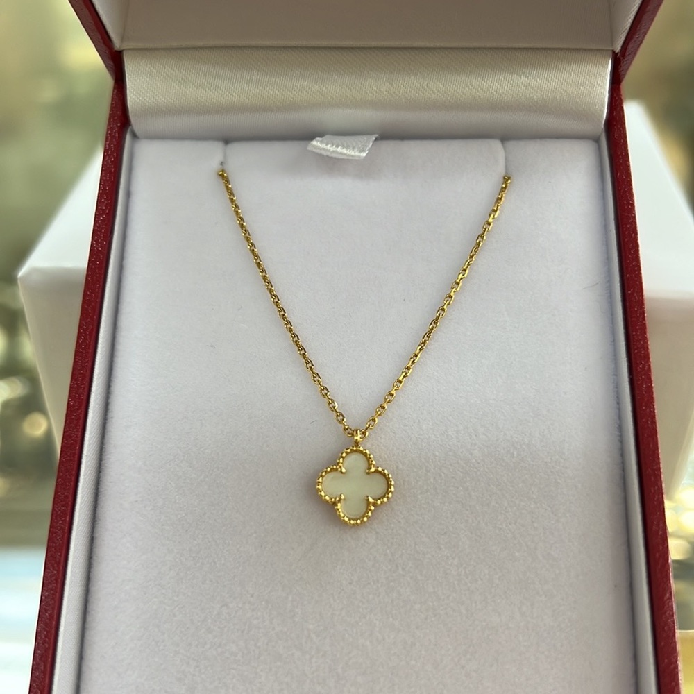 ‼️SOLD‼️Van Cleef & Arpels Mother of Pearl Alhambra pendant in “sweet”